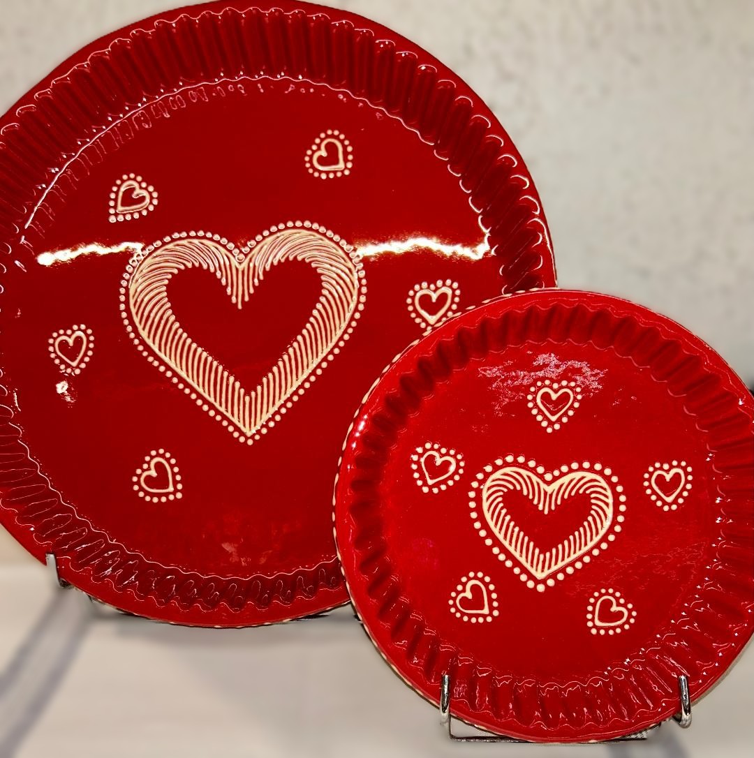 Plat à tourte couleur rouge motif cœurs HA
